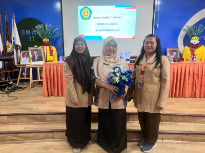 Permberian bunga kepada Kepala Sekolah Baru