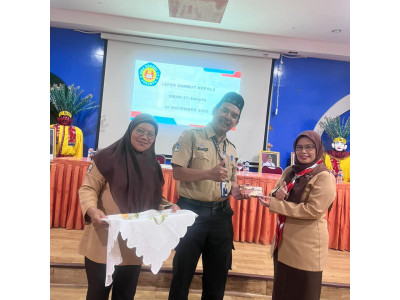 Permberian Kenangan kepada Kepala Sekolah Lama