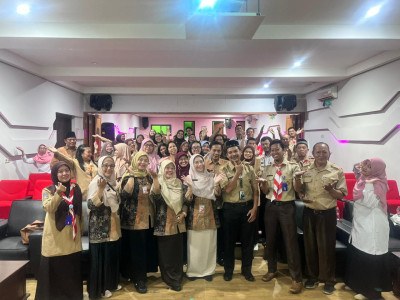 Foto bersama kepala sekolah denga guru dan karyawan
